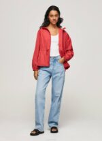 estudio rojo chaqueta cortavientos con capucha Pepe Jeans 06X4129 mujer - Imagen 2