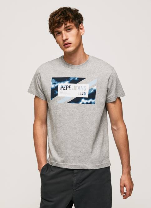 gris_marga_playera_con_estampado_de_bandera_pepe_jeans_06x4957_hombres.jpg gris marga playera con estampado de bandera Pepe Jeans 06X4957 hombres - Imagen 1